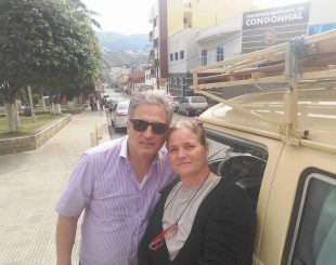Ana Rita, de 52 anos, e Claudinei Dutra Vesco, de 58 anos, viajam por cidades do país com a kombi ano 79. (Foto: Arquivo Pessoal/Ana Rita Vesco)