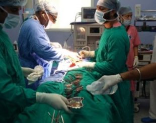 Médicos retiram facas do estômago de paciente na Índia | Divulgação/The Corporate Hospital-Amritsar