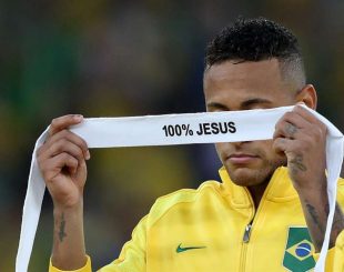 Neymar com a faixa no pódio olímpico após a conquista do ouro inédito
Foto: EFE