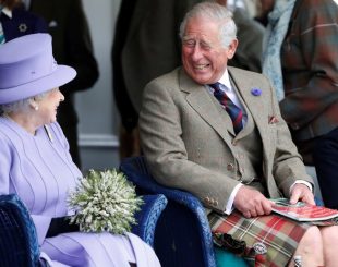 Príncipe Charles com a rainha Elizabeth II (Foto: Russell Cheyne/Reuters)