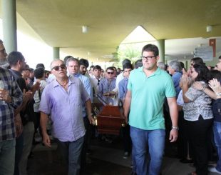 Caixão foi levado para o crematório por amigos e familiares (Foto: Aldo Carneiro/Pernambuco Press)
