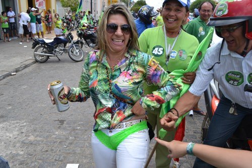 Em 2012, Edna nas ruas de Monteiro com calcinha verde e lata de cerveja na mão (Foto: O pipoco)