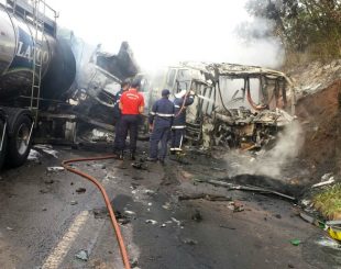 Veículos pegaram fogo após batida entre um ônibus e caminhão (Foto: Divulgação/Defesa Civil de Iporã)