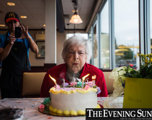 aos-100-anos-idosa-podera-comer-mcdonalds-gratis-ate-o-fim-da-vida-1476881814306_615x470