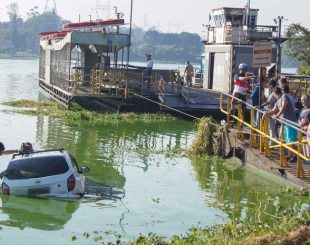 Veículo caiu na represa Billings em ponto de acesso a balsa neste domingo (Foto: MARCO AMBROSIO/FRAMEPHOTO/ESTADÃO CONTEÚDO)