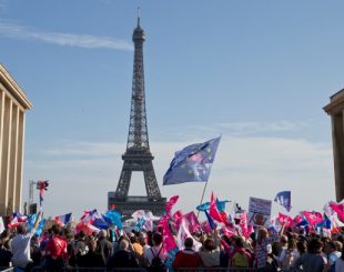 Ato contra união gay levou milhares às ruas na França (Foto: Michel Euler/AP)