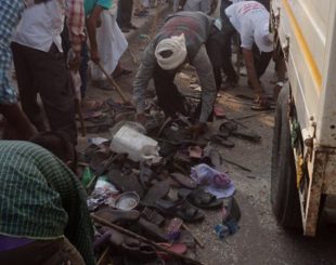 Sapatos ficaram perdidos após correria durante festa hindu em Varanasi, no norte da Índia, neste sábado. Várias pessoas morreram na correria (Foto: AFP)