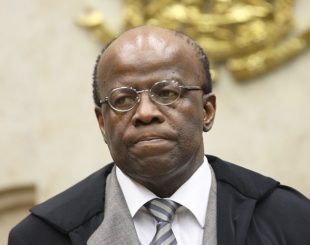 O ministro Joaquim Barbosa durante sessão do Supremo Tribunal Federal, em imagem de 2013
(Foto: Nelson Jr. / STF)