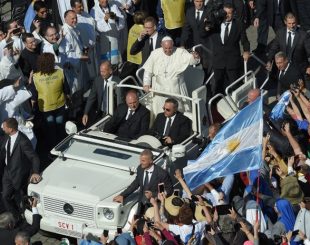 Papa Francisco canonizou seis pessoas neste domingo (16) em cerimônia no Vaticano. Entre eles está o argentino José Gabriel del Rosario Brochero (Foto: Andreas Solaro / AFP)