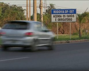Placa de sinalização sobre necessidade de farol em rodovia do Distrito Federal (Foto: TV Globo/Reprodução)