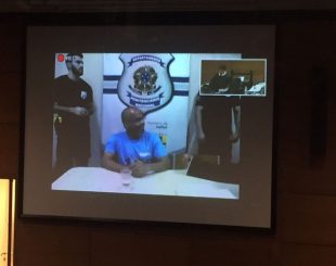 Beira-Mar no julgamento, por videoconferência: condenado a 30 anos de prisão (Foto: Henrique Coelho/G1)