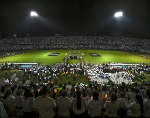 Estádio Medellín ficou lotado em homenagem à Chapecoense (Foto: LUIS ACOSTA / AFP)