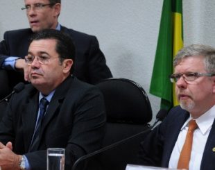 16.jul.2014 - CPMI da Petrobras teve o ex-senador Vital do Rêgo (PMDB-PB) como presidente (esquerda) e o deputado Marco Maia (PT-RS) como relator