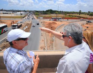 Ricardo Coutinho durante inspeção ao viaduto do Geisel